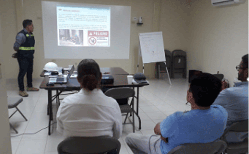 FOTO 1 Reuniones con el personal en dónde se registran las variaciones del indicador en estudio y los clientes internos, en dónde se generará una Lluvia de Ideas sobre las causas de este.