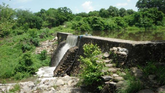 Represa del siglo IXX y sifón tecnificado como obra flotante de toma